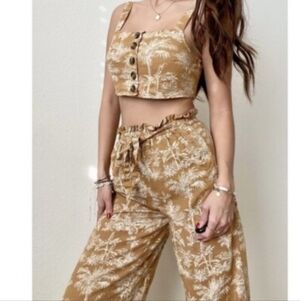 American Eagle Yellow Floral Cropped tank and pants Matching Set | Large